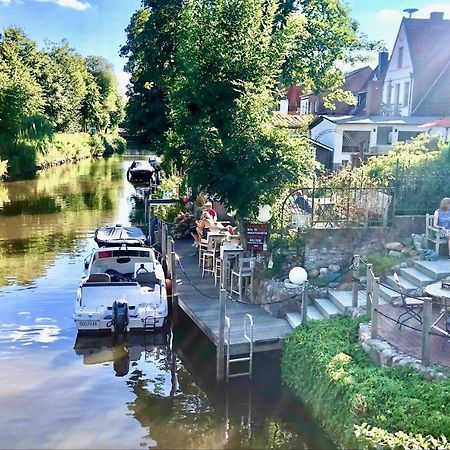 Gaestehaus Kajuete Direkt Am Wasser Friedrichstadt Exteriör bild