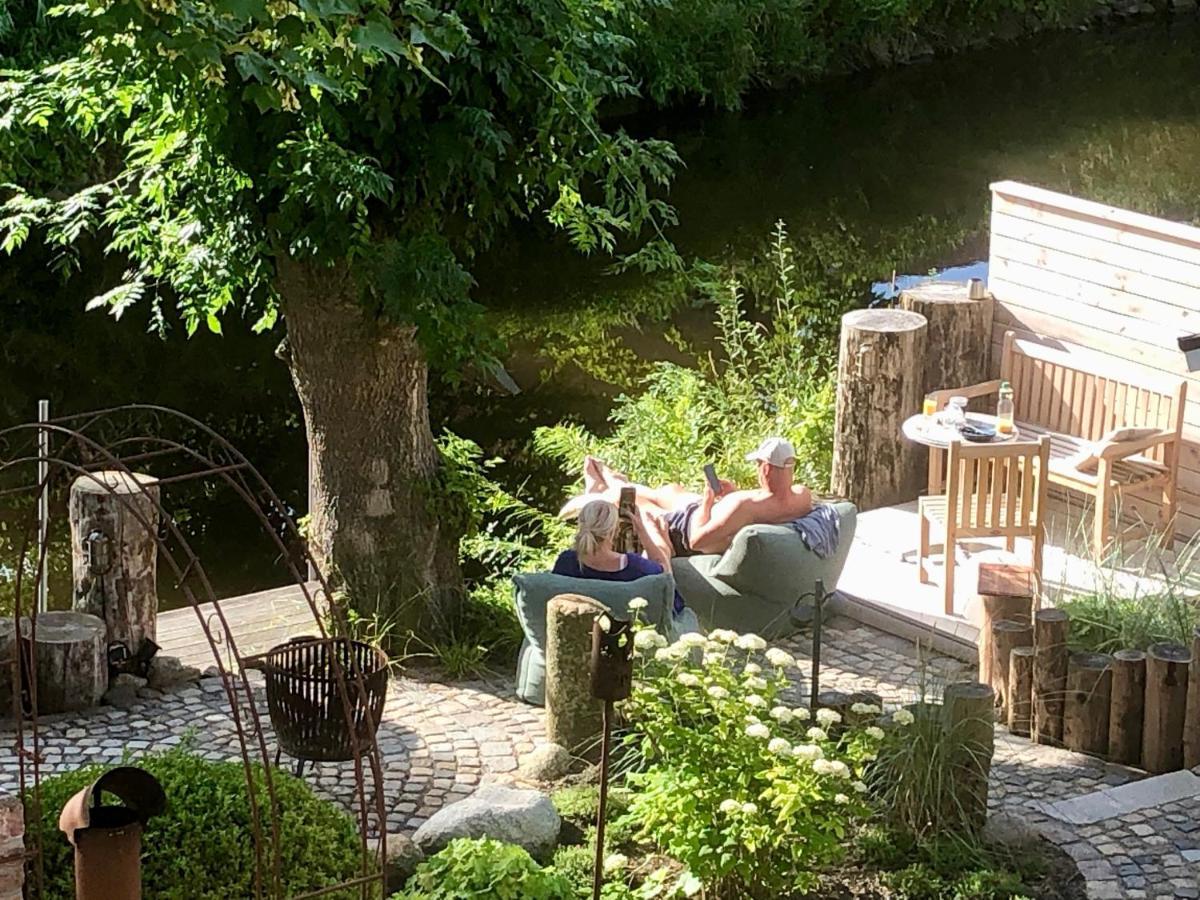 Gaestehaus Kajuete Direkt Am Wasser Friedrichstadt Exteriör bild