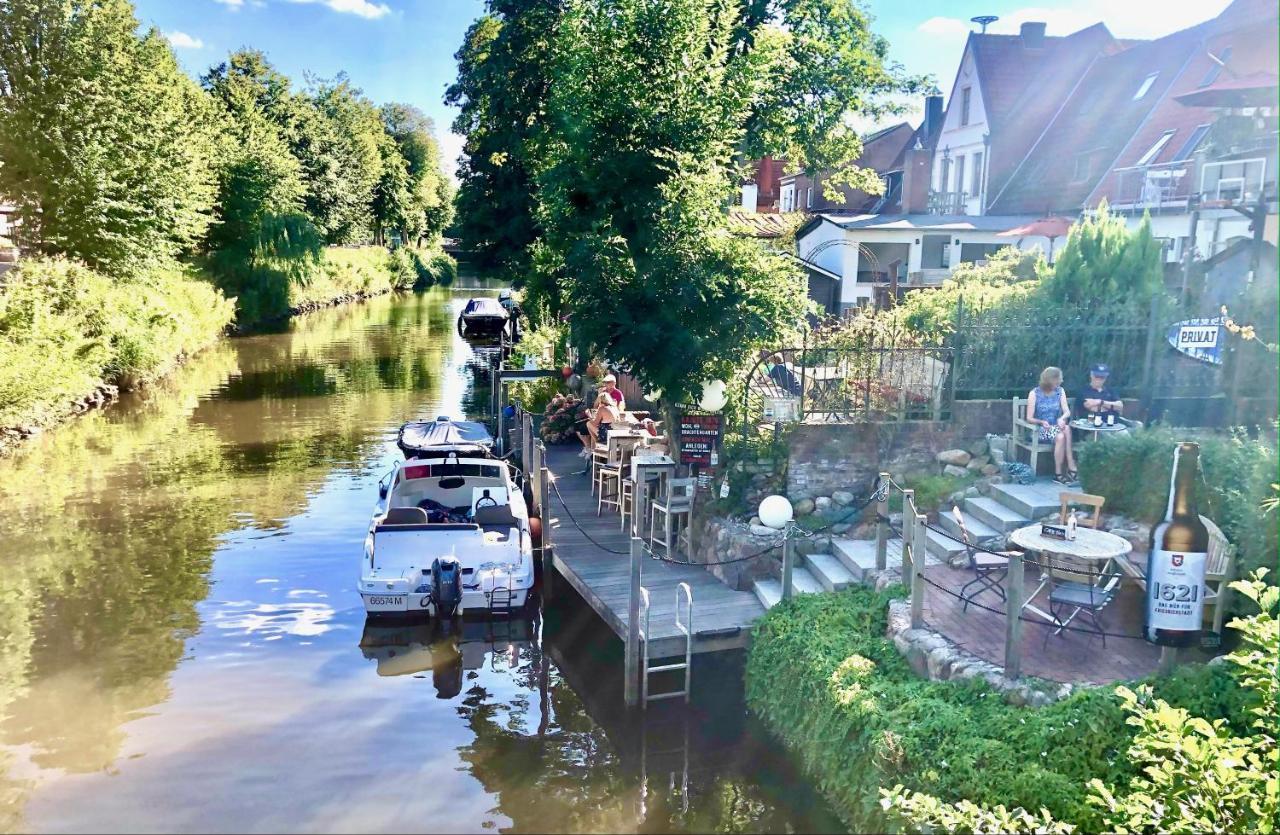 Gaestehaus Kajuete Direkt Am Wasser Friedrichstadt Exteriör bild