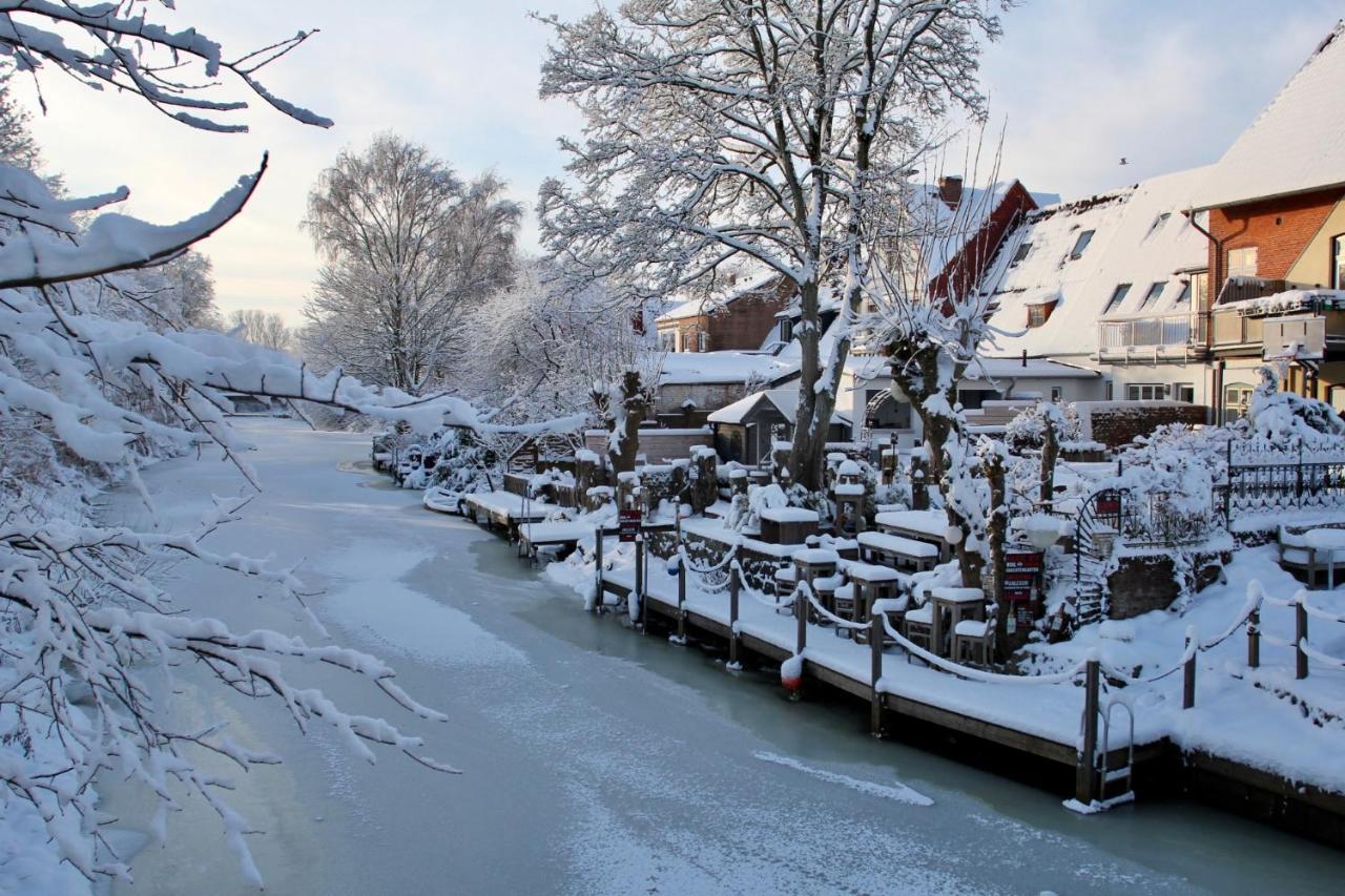 Gaestehaus Kajuete Direkt Am Wasser Friedrichstadt Exteriör bild